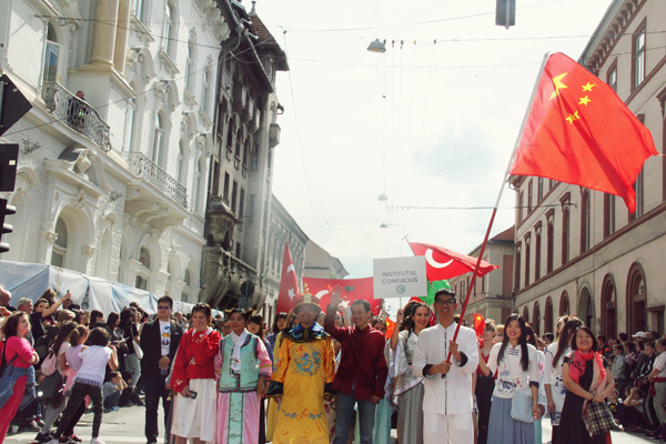 1527053159371493.jpg 游行中的我孔子学院方阵.jpg